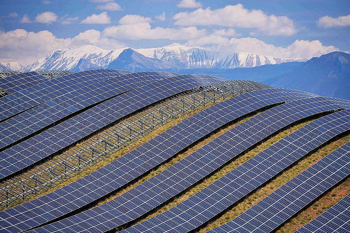 Крупнейшая в мире солнечная электростанция заработала в Китае
